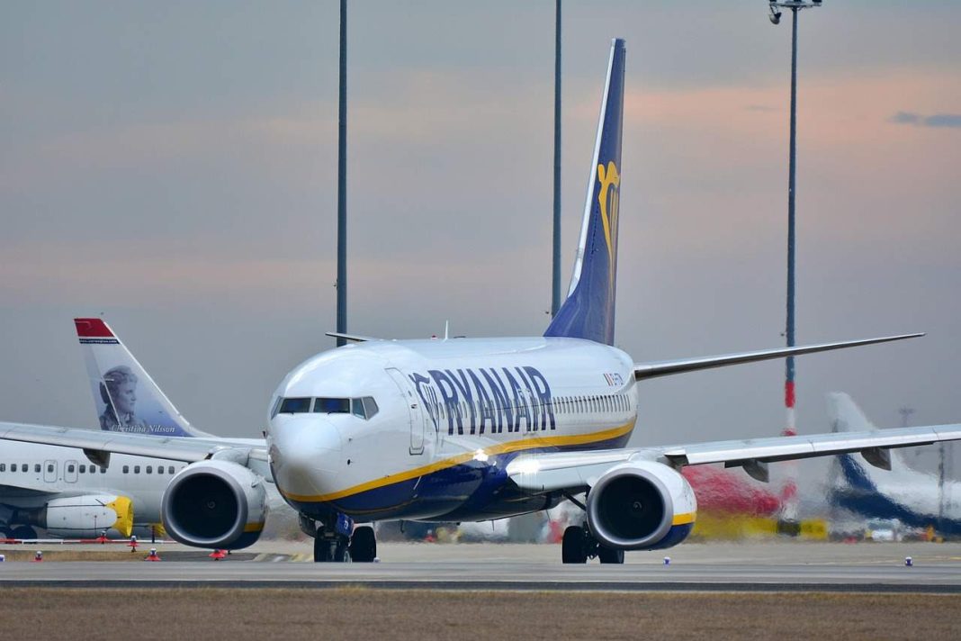 ryanair yhtion lentokone Ryanair yhtiön lentokone kentällä. Kuva:Pixabay